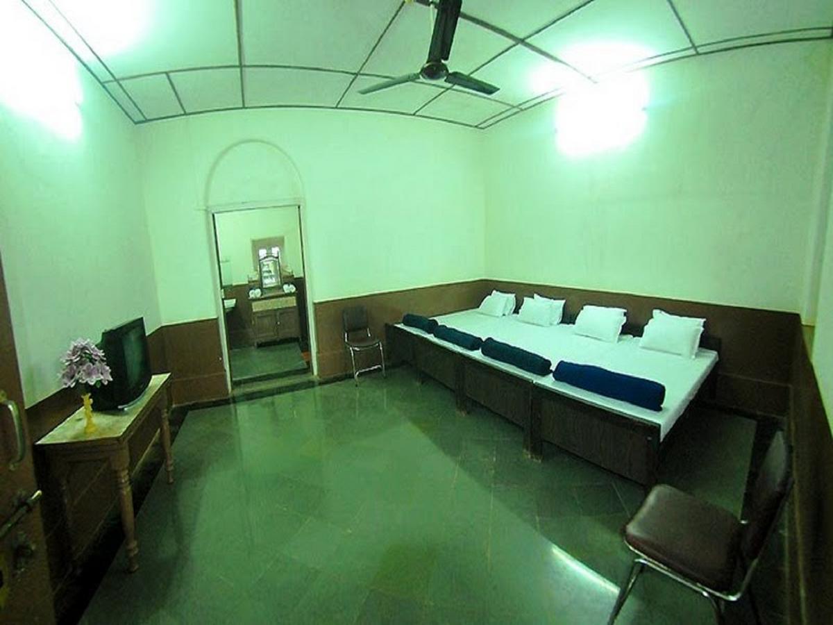 Cecil Hotel Matheran Extérieur photo