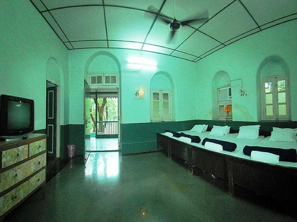 Cecil Hotel Matheran Extérieur photo